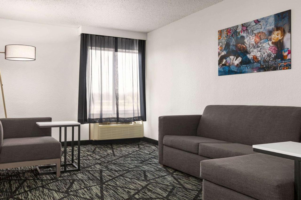 La Quinta By Wyndham Cleveland Airport West Hotel North Olmsted Exterior photo