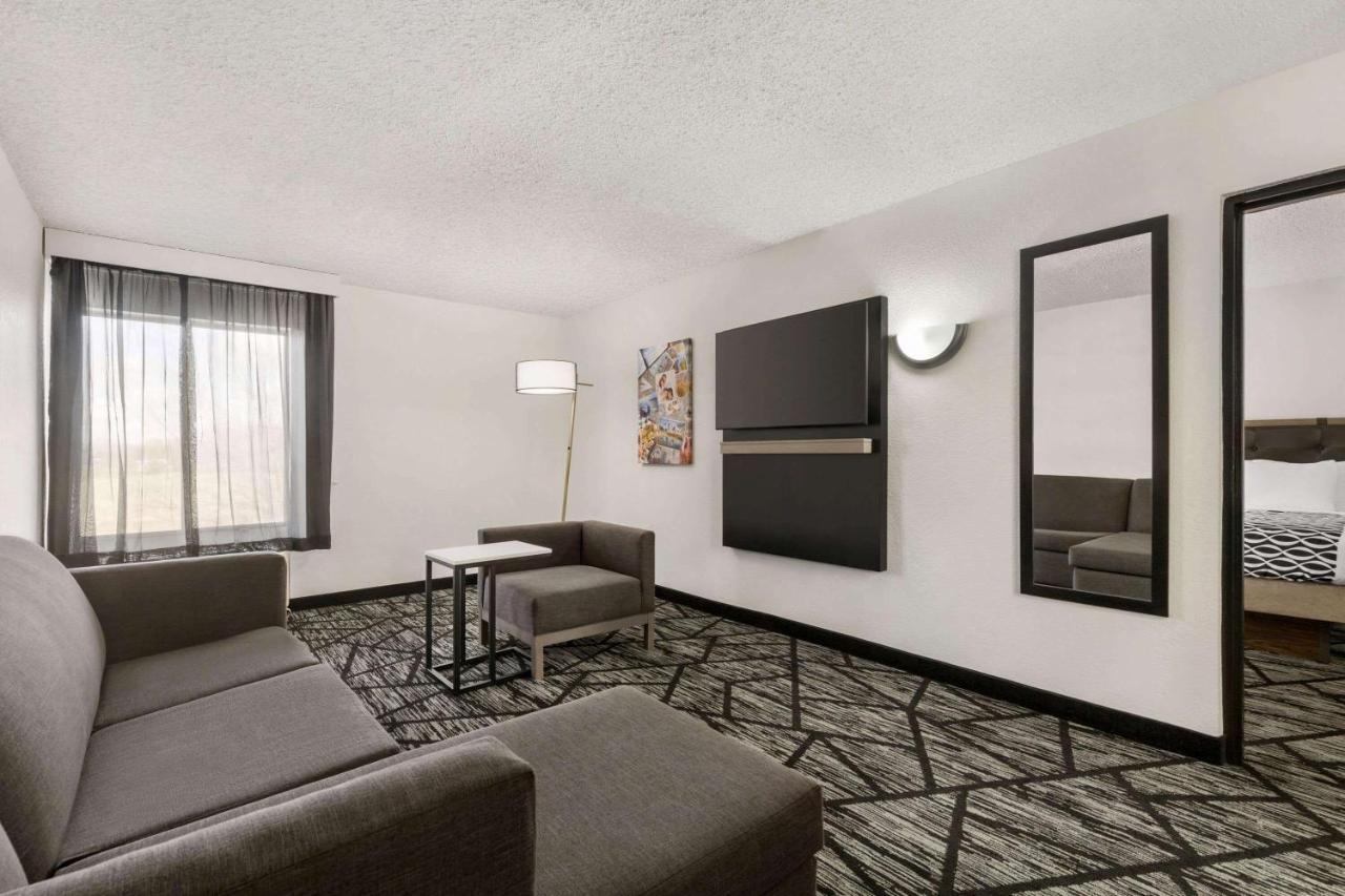 La Quinta By Wyndham Cleveland Airport West Hotel North Olmsted Exterior photo