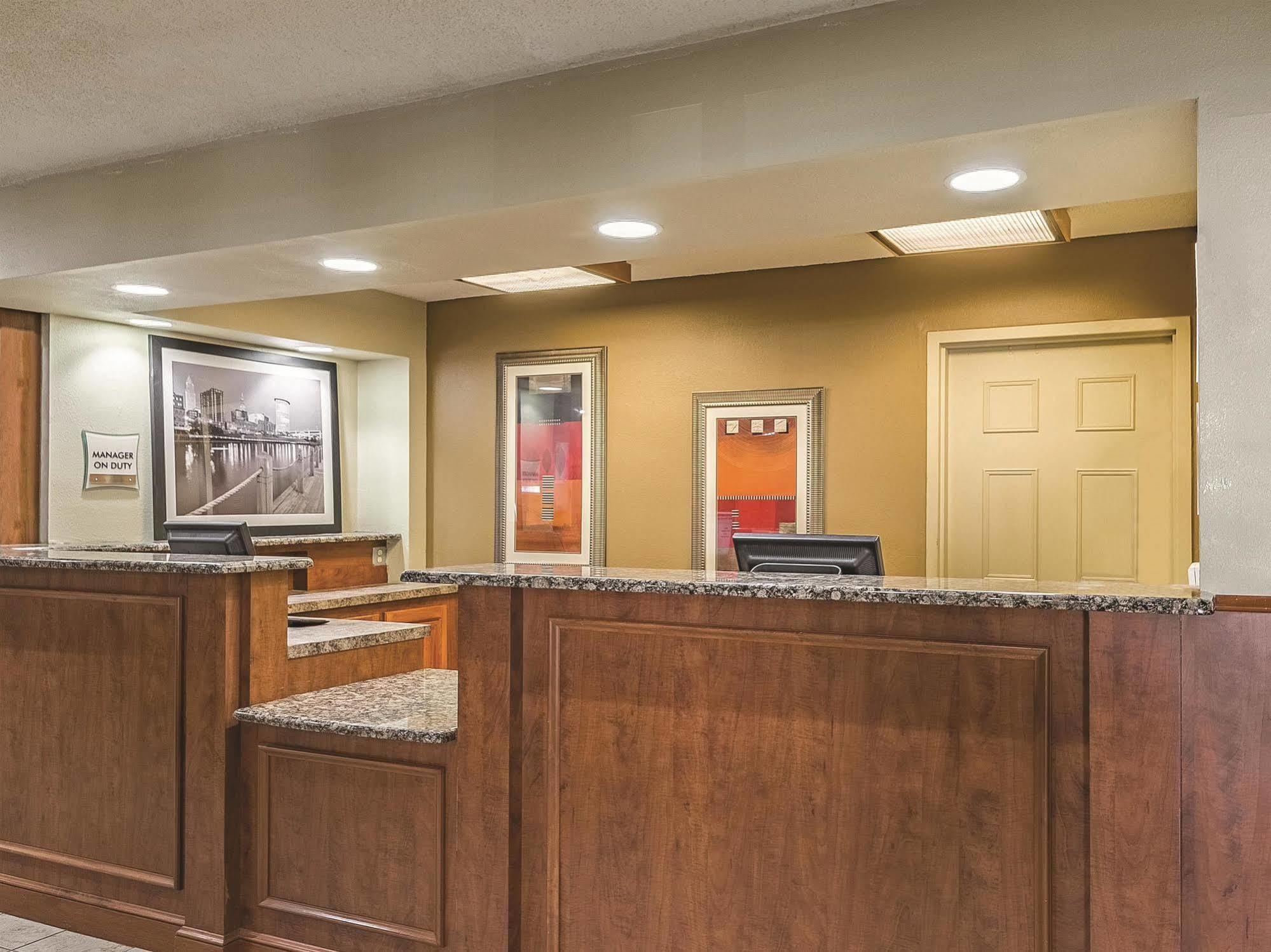 La Quinta By Wyndham Cleveland Airport West Hotel North Olmsted Exterior photo