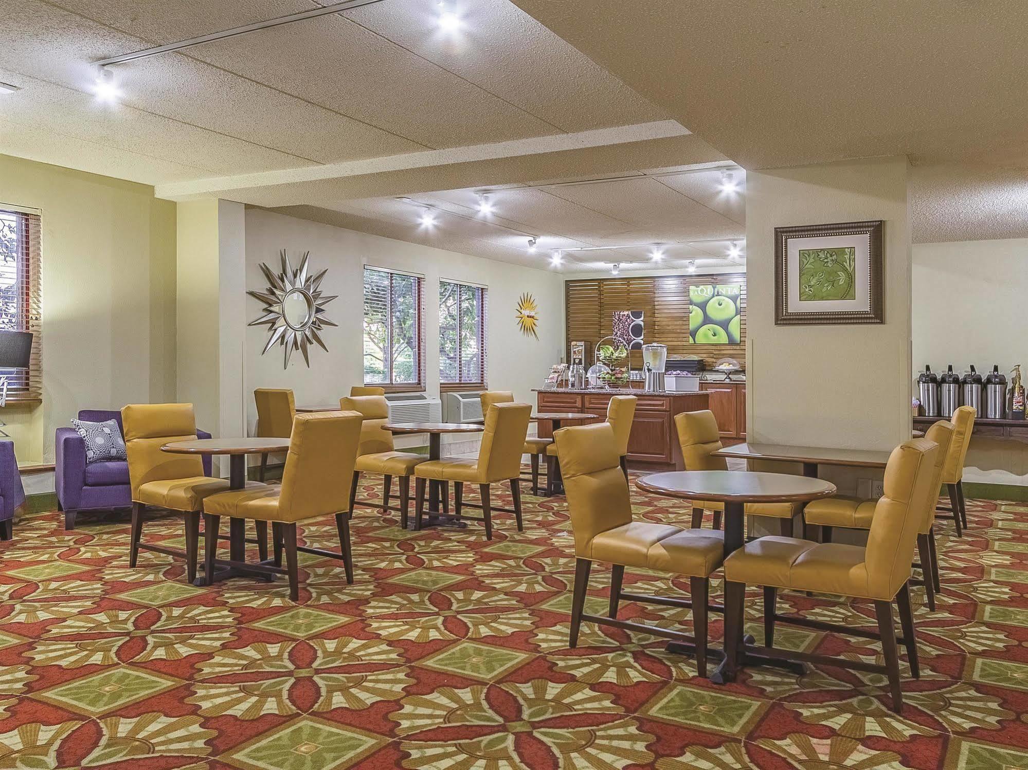 La Quinta By Wyndham Cleveland Airport West Hotel North Olmsted Exterior photo