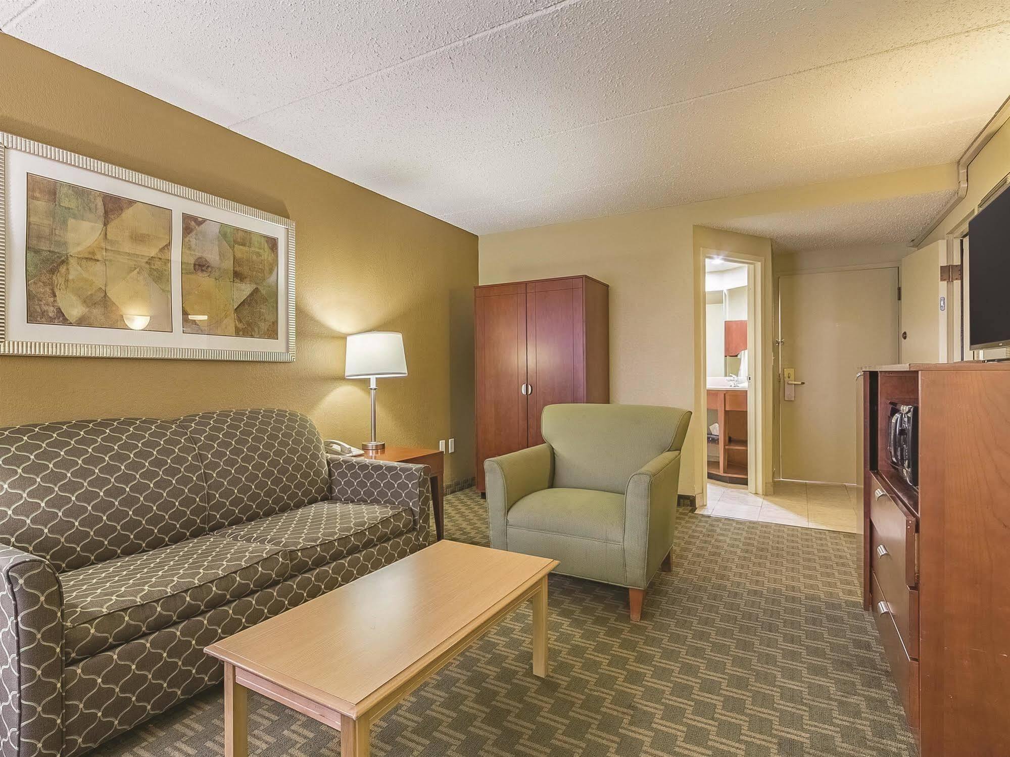 La Quinta By Wyndham Cleveland Airport West Hotel North Olmsted Exterior photo