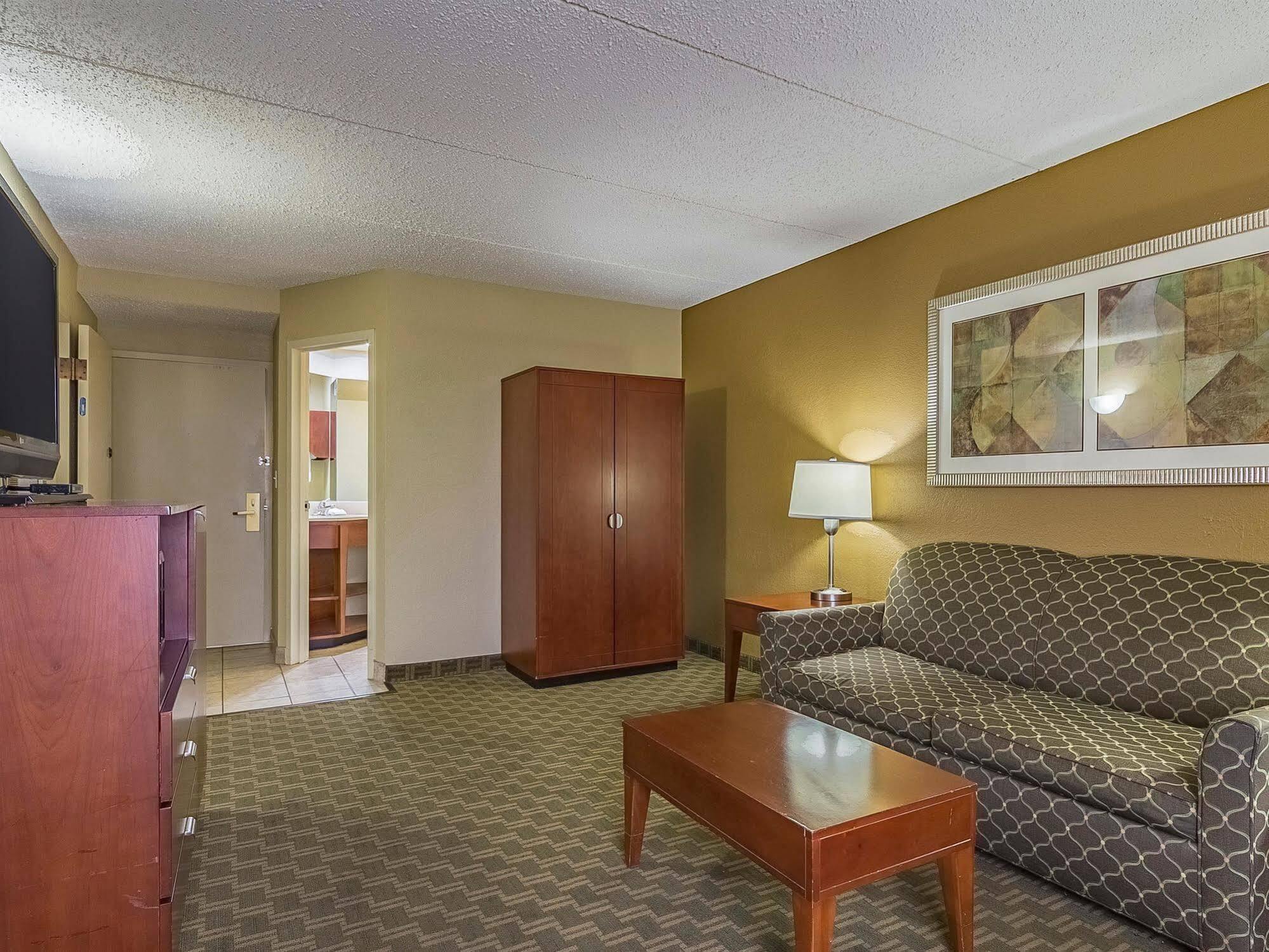 La Quinta By Wyndham Cleveland Airport West Hotel North Olmsted Exterior photo